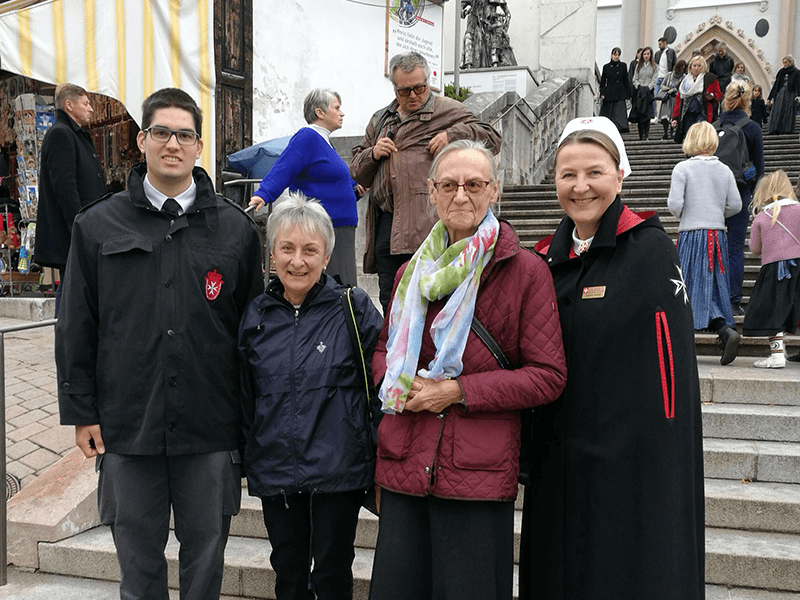 Frau Rosi ist seit einiger Zeit in Betreuung des Palliativdienstes in Graz, der uns von ihrem Wunsch erzählte, noch einmal nach Mariazell zu fahren (...)