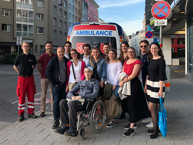 Einmal schnell Freunde in Wien besuchen und gemeinsam zum Heurigen zu gehen, ist für gesunde Menschen ein einfacher ...